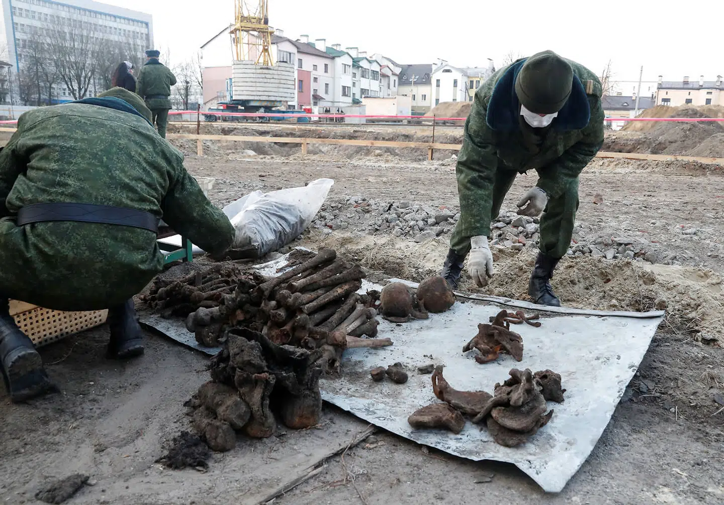 En special efterforskningsenhed udgraver i disse dage en massegrav, som nazisterne efterlod, da de trak sig ud af Hviderusland i 1944.