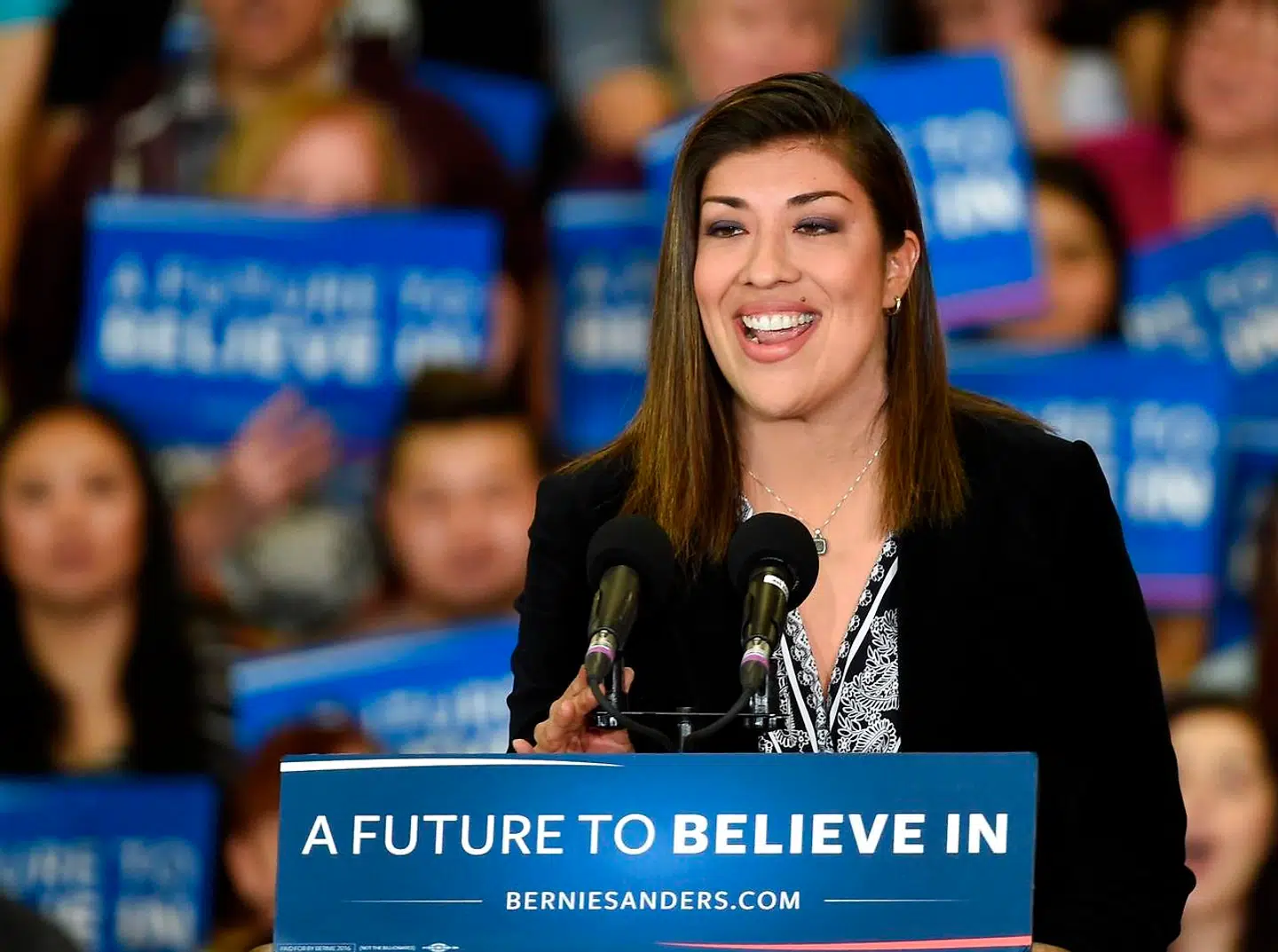 Den demokratiske politiker Lucy Flores beskylder Joe Biden for 'upassende opførsel'.