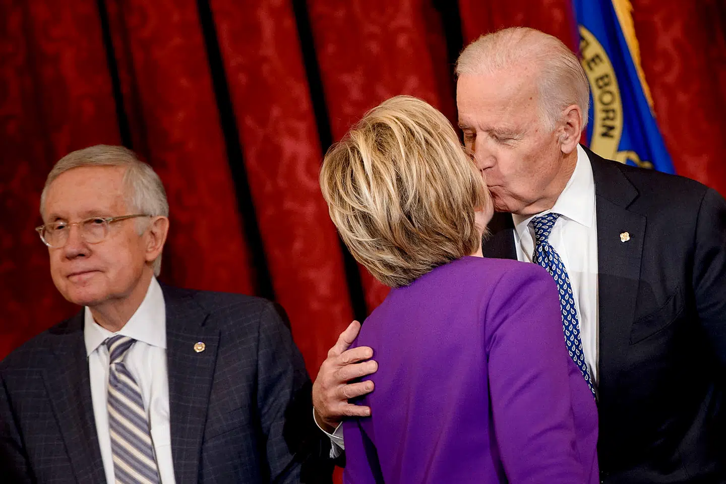 Her er det Hillary Clinton, der får et smækkys af Joe Biden.