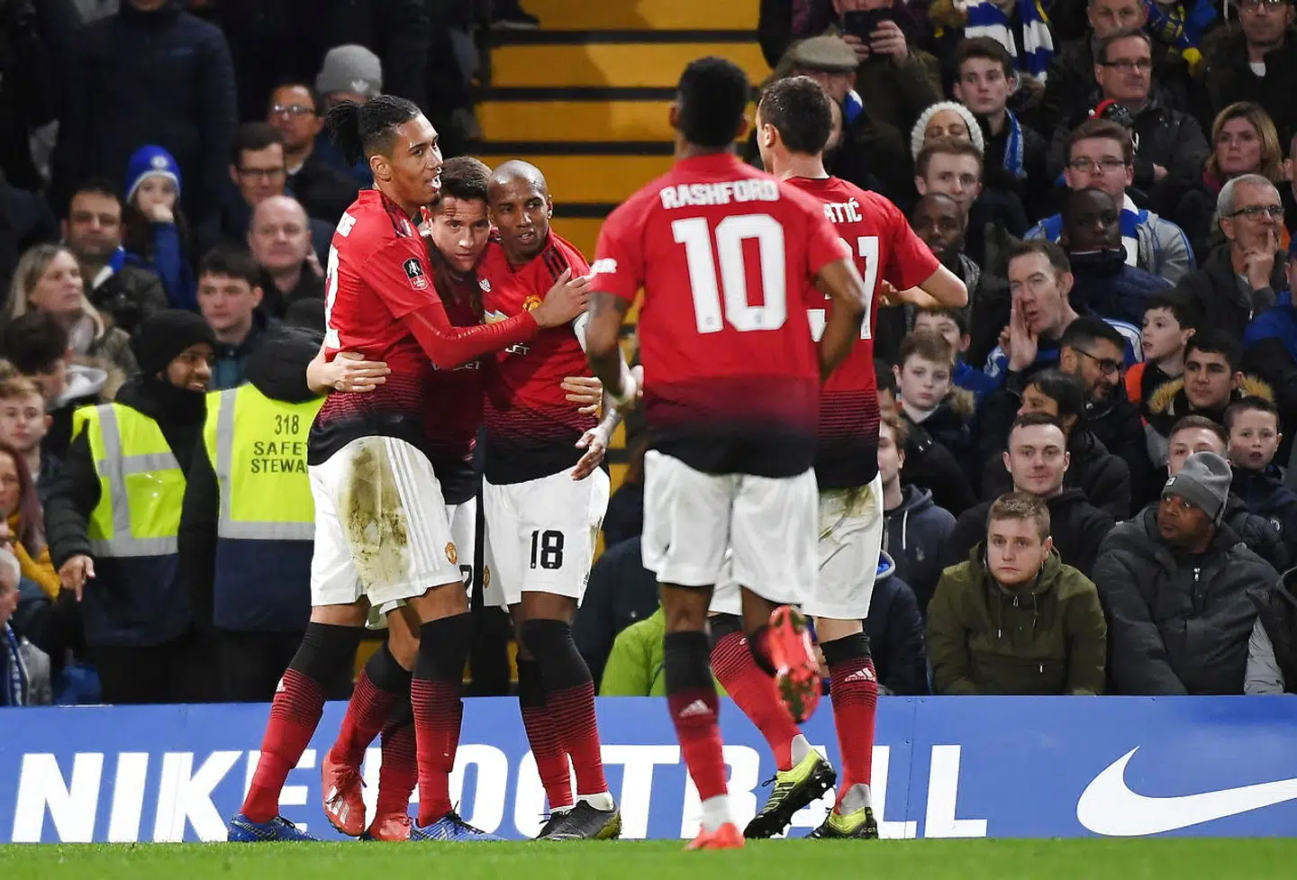 Nu er det snart slut med at kramme Ander Herrera (nummer to fra højre) for Manchester United-spillerne.