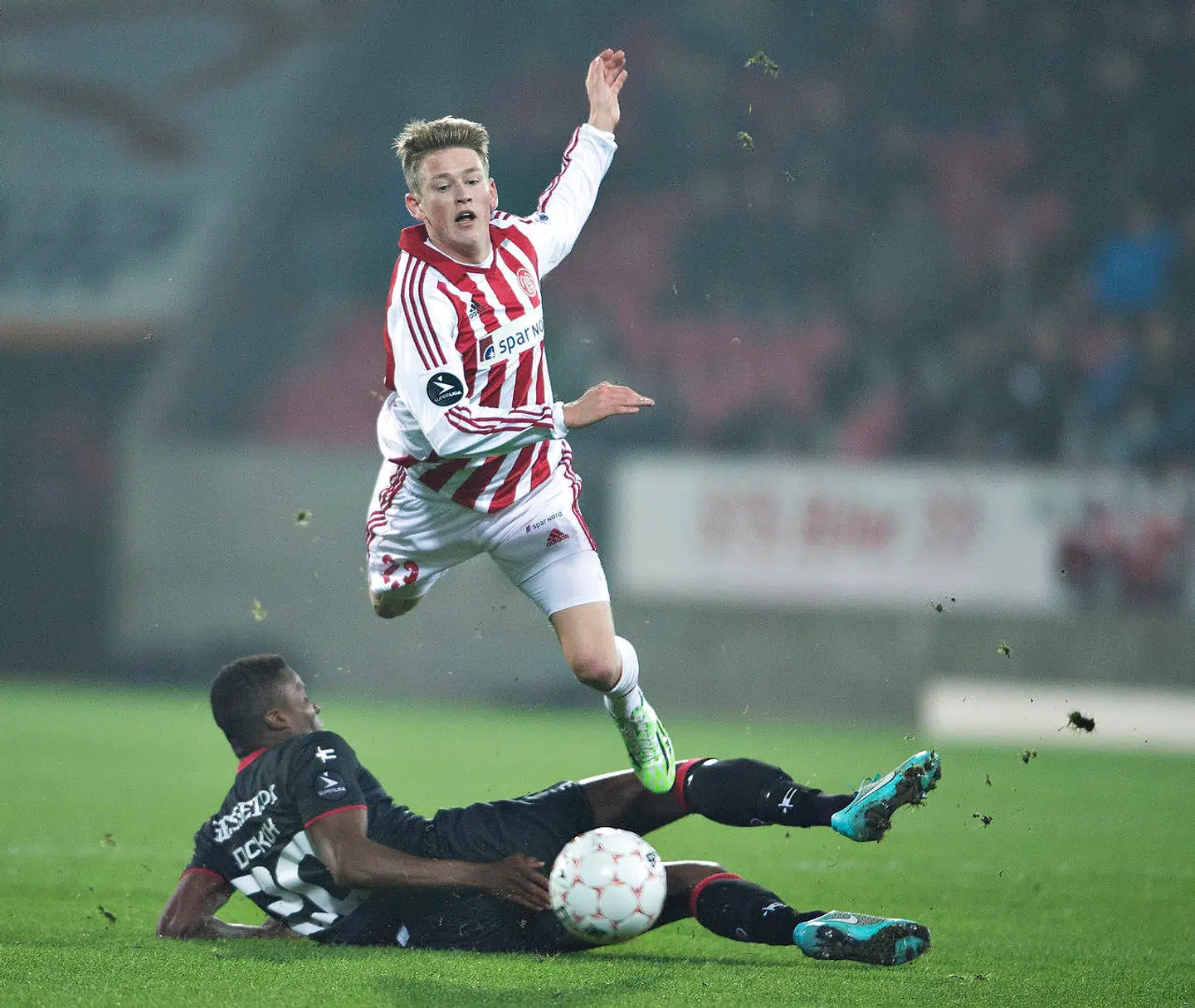 COP106 . FC Midtjylland - Aab, Superliga, MCH-Arena, Herning : Aabs Nicolaj Thomsen fældes af FC Midtjyllands Francis Dickoh