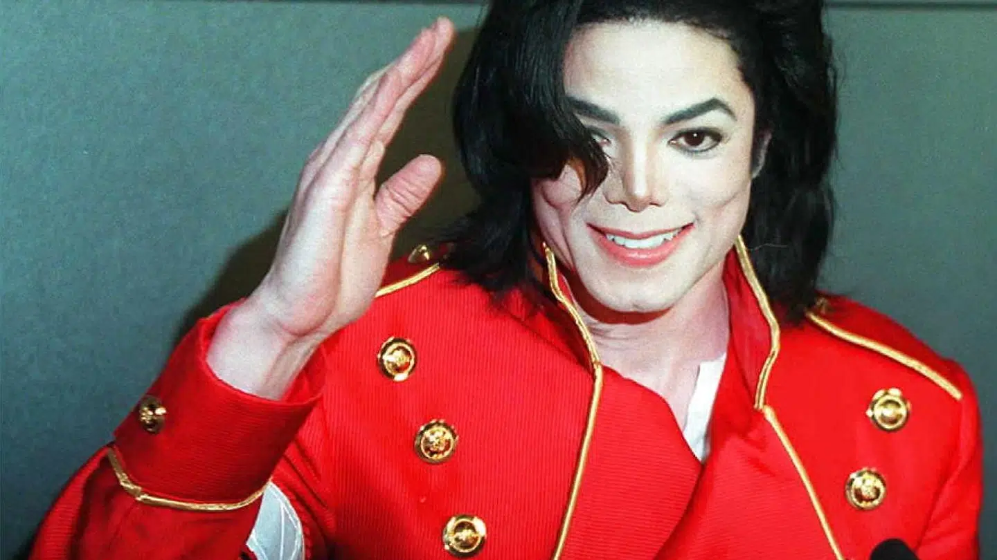 Michael Jackson hilser på fans og pressefolk i Paris i 1996. (Scanpix)