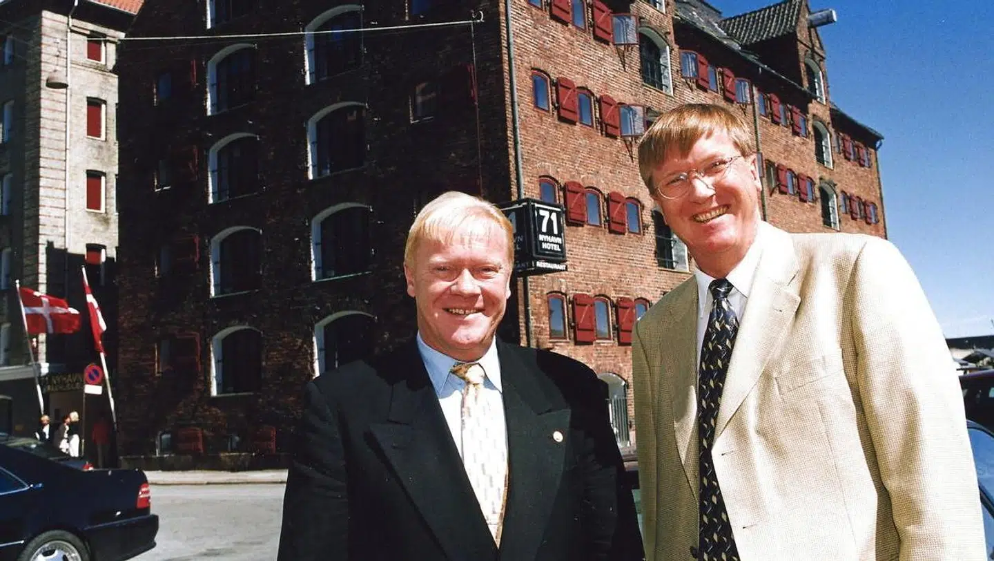 Birger og Henning Arp-Hansen på et billede af lidt ældre dato foran 71 Nyhavn Hotel. Det diskrevet brødrepar arvede hotelkæden Arp-Hansen Hotel Group efter deres far og er i dag milliardærer. (Arkivfoto)