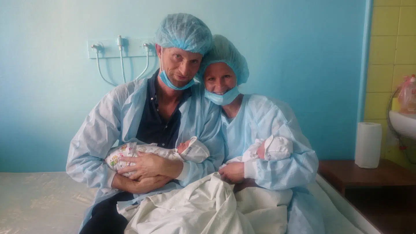 24 timer efter Carl og Albert blev født på en ukrainsk fødeklinik, mødte deres forældre dem for første gang.