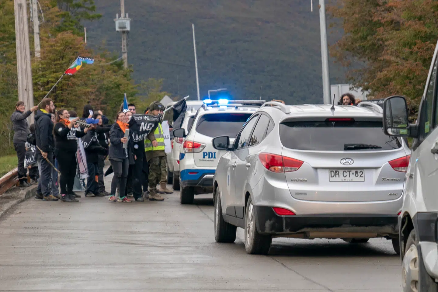 Demonstrationer i Porto Williams i forbindelse med det norske kongepars besøg i Chile.