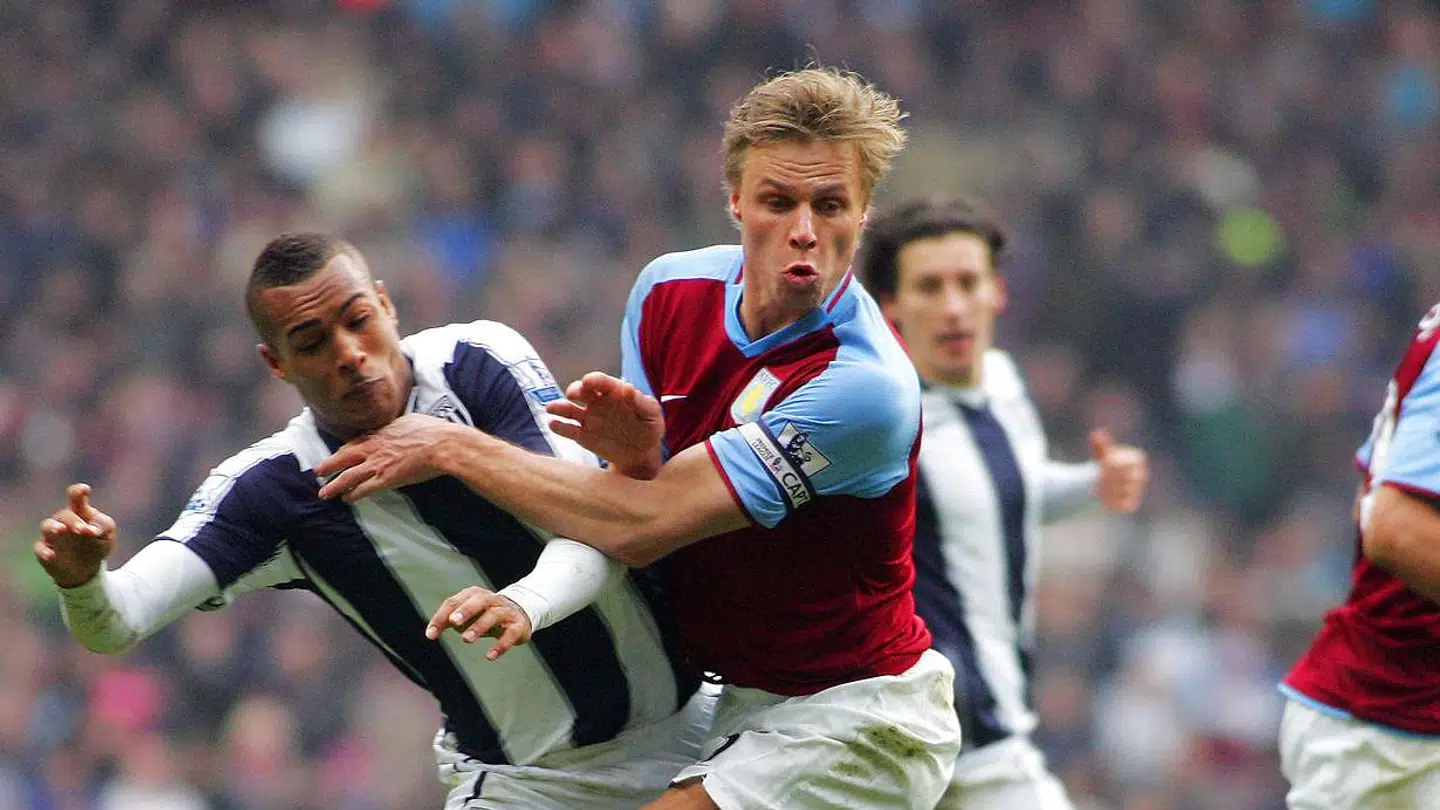 Martin Laursen (R) of Aston Villa tackles Jay Simpson (L) of West Bromwich Albion in the penalty area. Albion claimed for a penalty but it was denied during the Premier League soccer match played between Aston Villa FC and West Bromwich Albion FC at Villa Park, Birmingham, on January 10, 2009. AFP PHOTO / Geoff Caddick. FOR EDITORIAL USE ONLY Additional licence required for any commercial/promotional use or use on TV or internet (except identical online version of newspaper) of Premier League/Football League photos. Tel DataCo +44 207 2981656. Do not alter/modify photo.