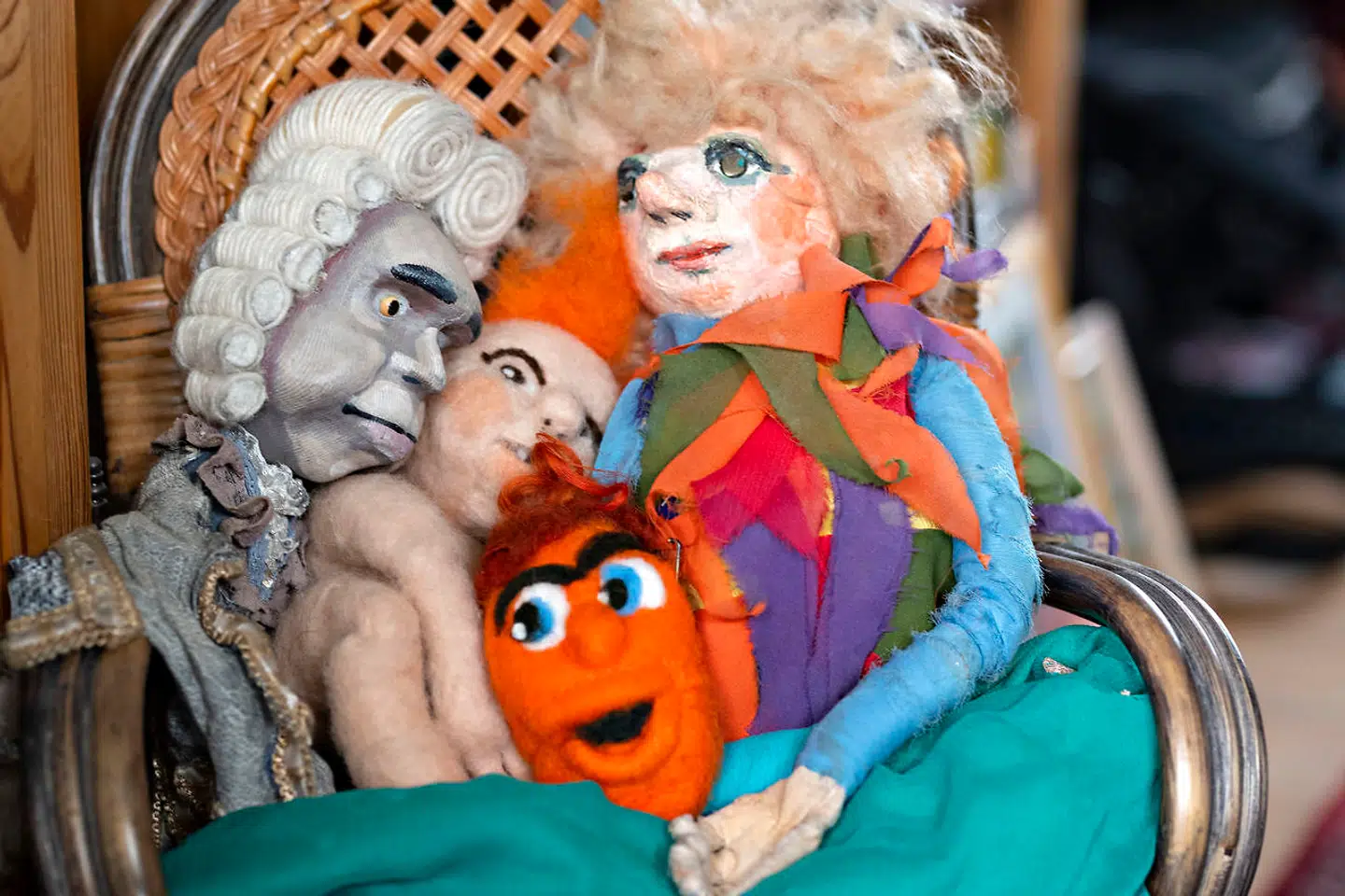 Hendes lejlighed er proppet med effekter fra et langt liv. Og dukker skorter det ikke på.