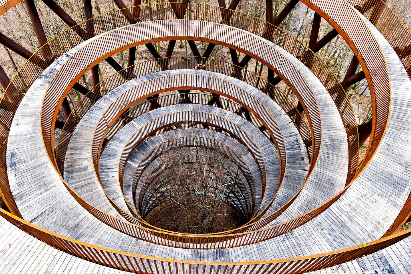 De tre birketræer i midten er tårnet voldede håndværkerne besvær under opførelsen. De stod simpelthen i vejen.