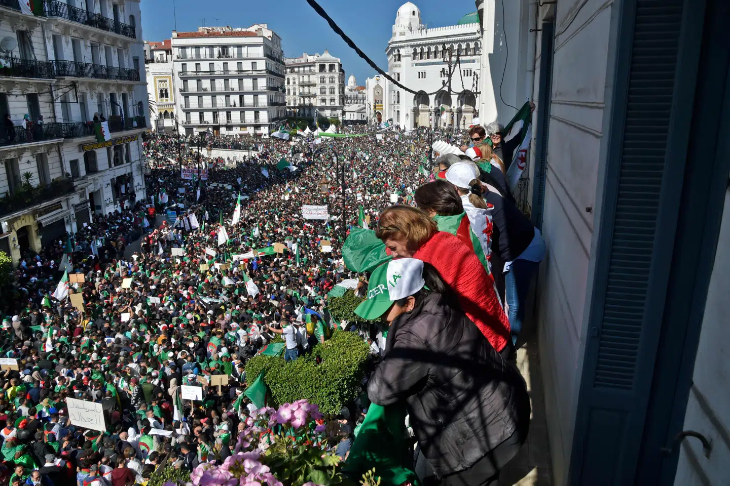 Omkring en million mennesker var på gaden i Algeriets hovedstad, Algier, fredag for at protestere mod præsident Bouteflikak, der har ledet landet fra en kørestol siden et slagtilfælde i 2013. Ryad Kramdi/Ritzau Scanpix