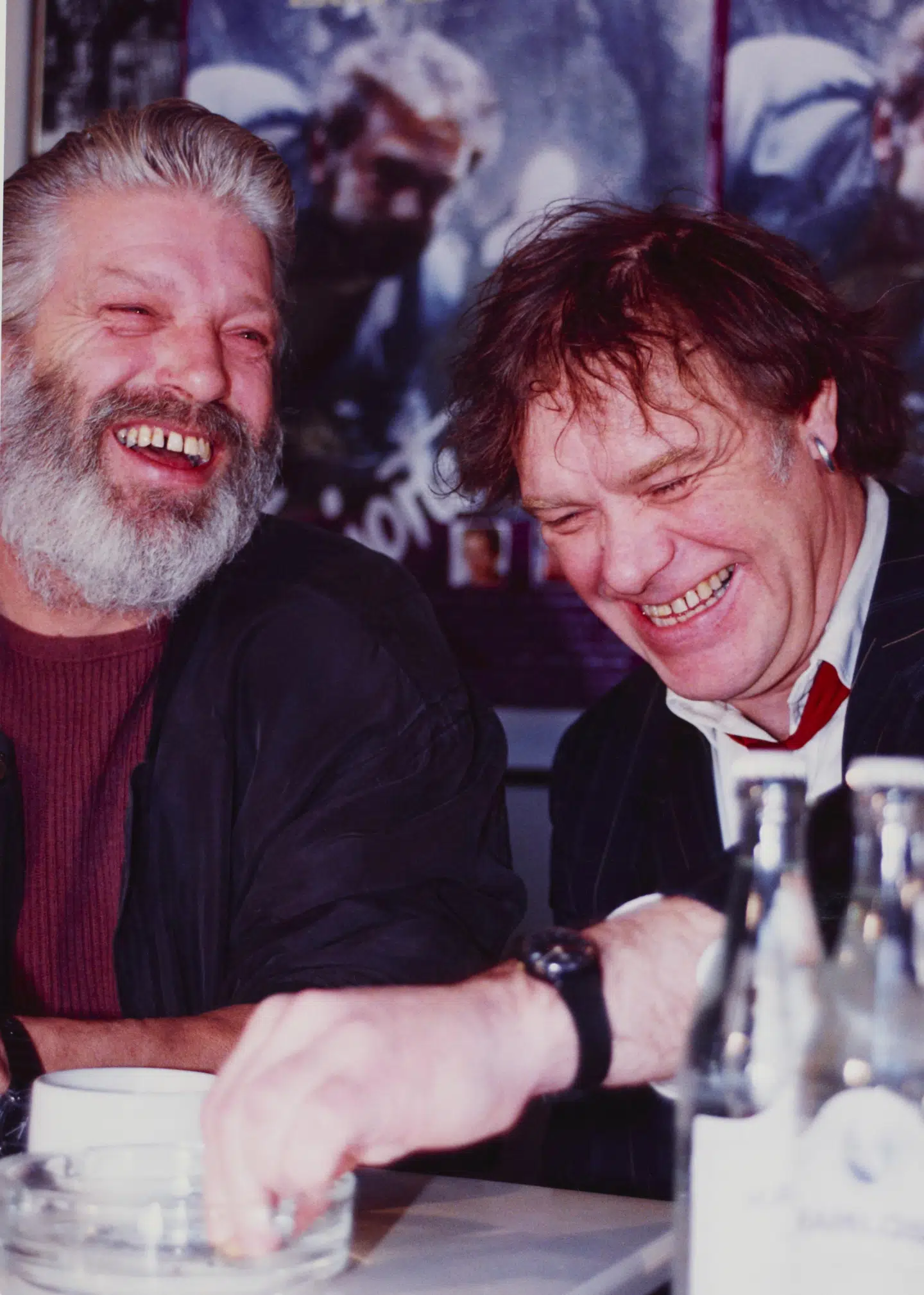 Leif Sylvester og Kim Larsen hygger sig sammen på dette billede, der er taget i 1993. (Scanpix)