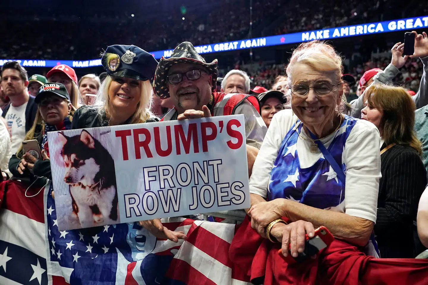 Trumps fans stor i kø i timevis for at høre præsidentens tale.