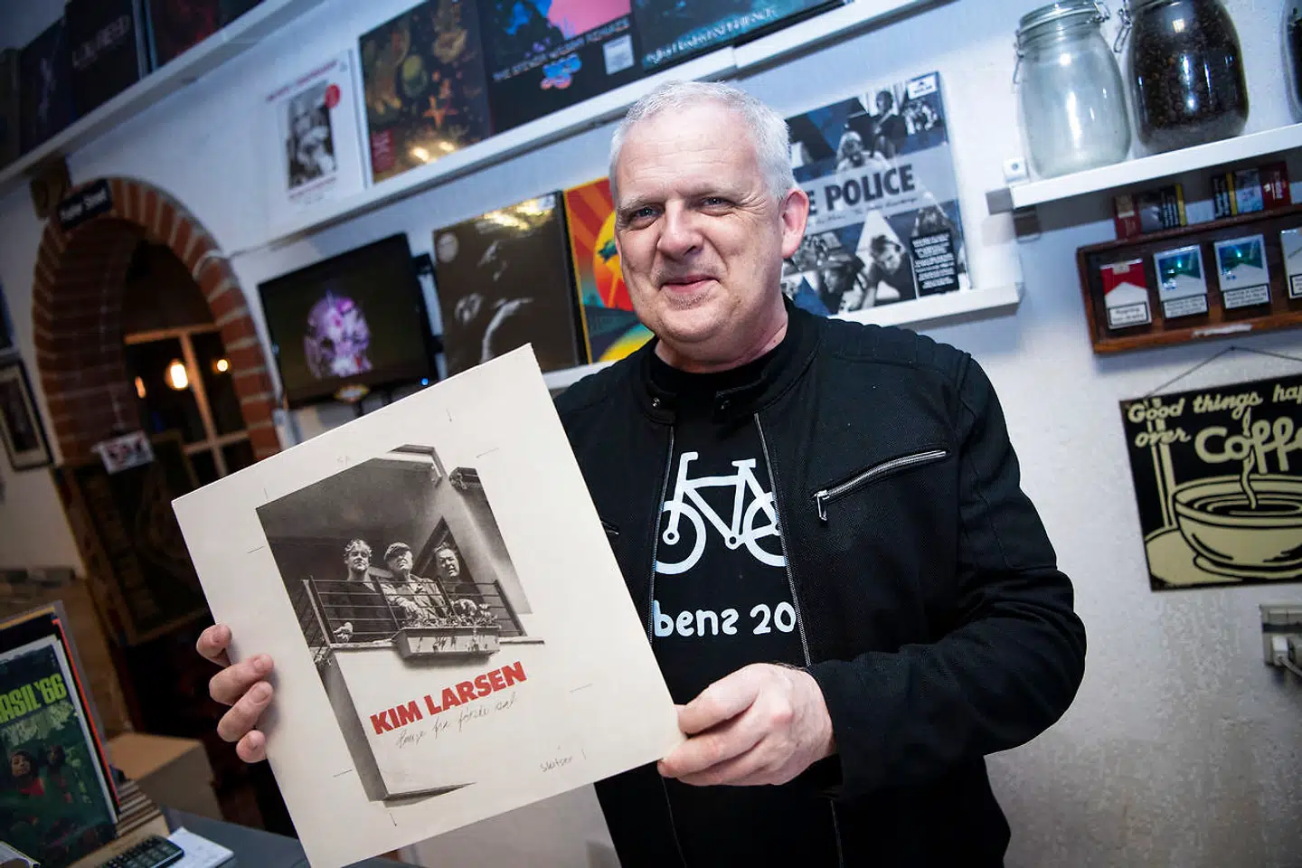 Kim Larsens nye album sælges fra midnat i pladebutikken RecordPusher i Odense, fredag den 29. marts 2019. Ejer af forretningen Bo Ellegaard Pedersen stod bag disken.