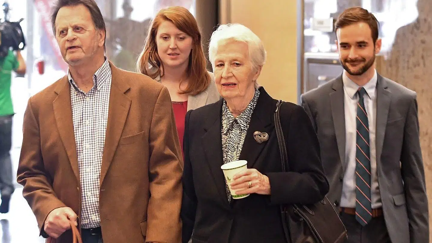 70-årige Edwin Hardeman (til venstre) forlader retssalen sammen med sin hustru efter at have vundet retssagen mod Roundup-producenten.