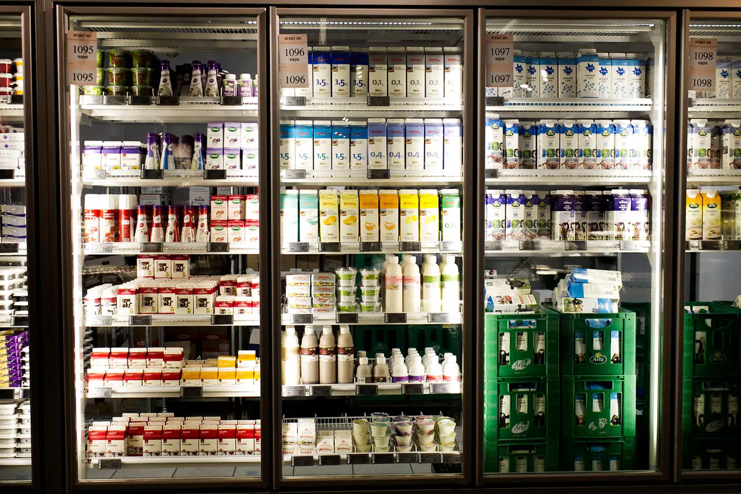 Danskerne bliver mødt med rekordhøje mælkepriser i landets supermarkeder.