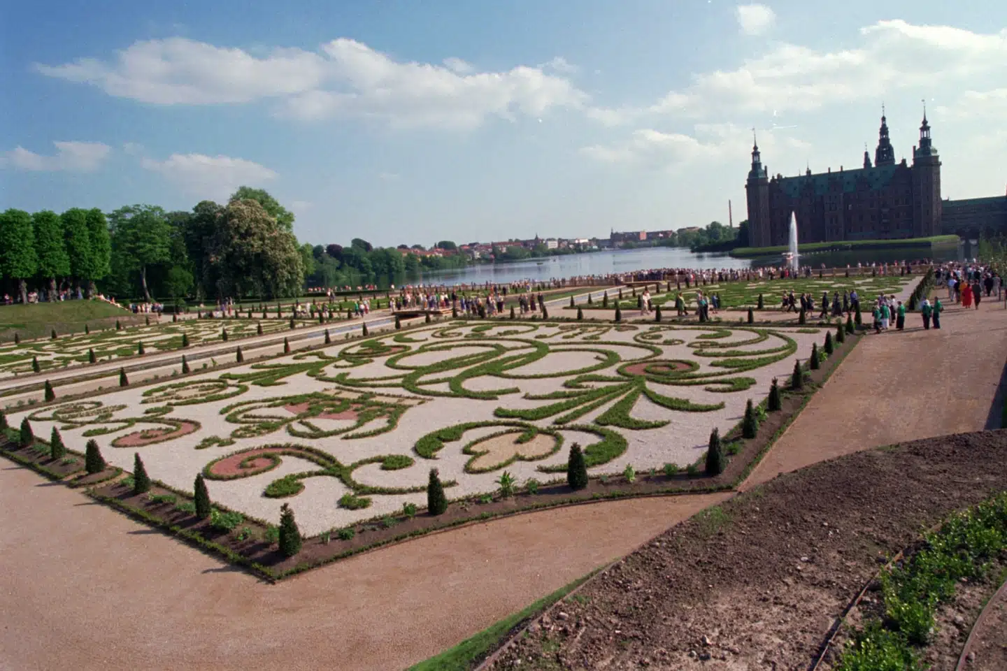 Det er de kongelige monogrammer, der her ses under indvielsen i 1996, der skal helt eller delvist genplantes. (Arkivfoto) Keld Navntoft/Ritzau Scanpix