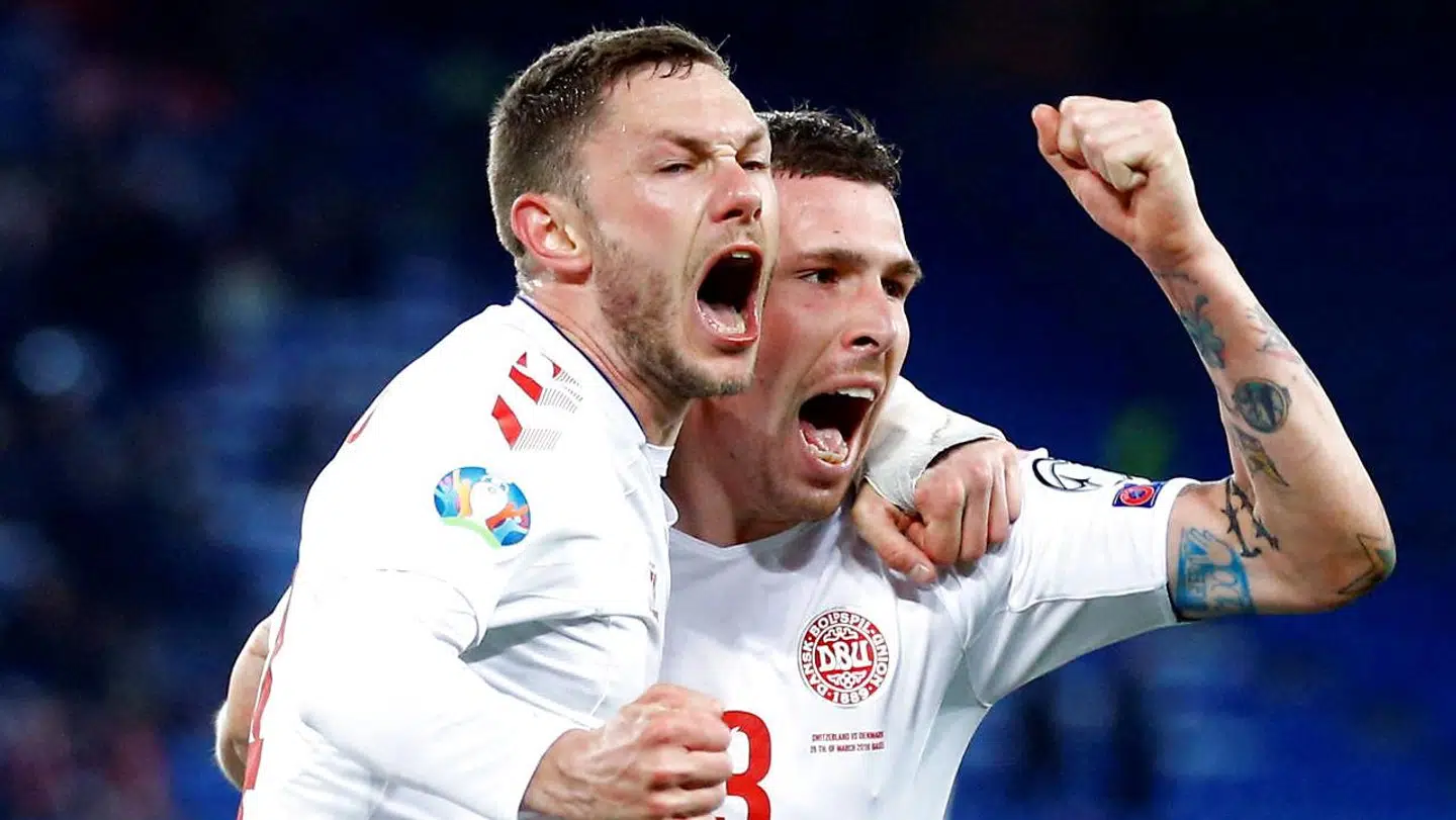 Henrik Dalsgaard jubler sammen med Pierre-Emile Højbjerg over kampens sidste og dramatiske mål, som blev scoret i overtiden og sikrede Danmark en uafgjort.