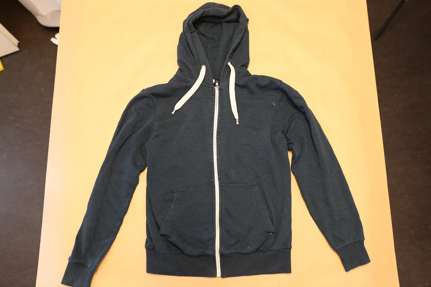 Pigen var svøbt i denne eller en tilsvarende hættetrøje.