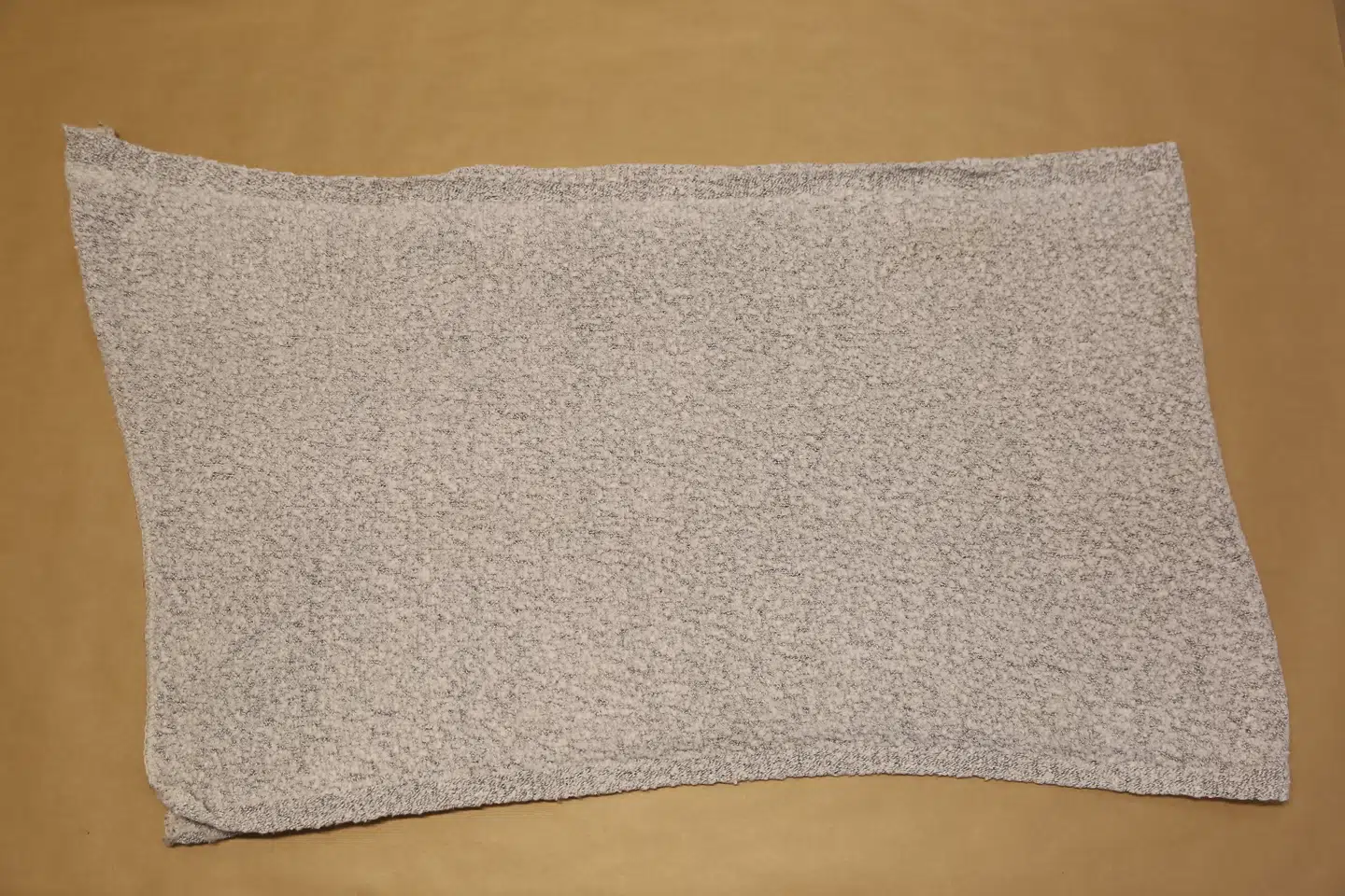 Den lille pige var også svøbt i dette eller et lignende uldtæppe.