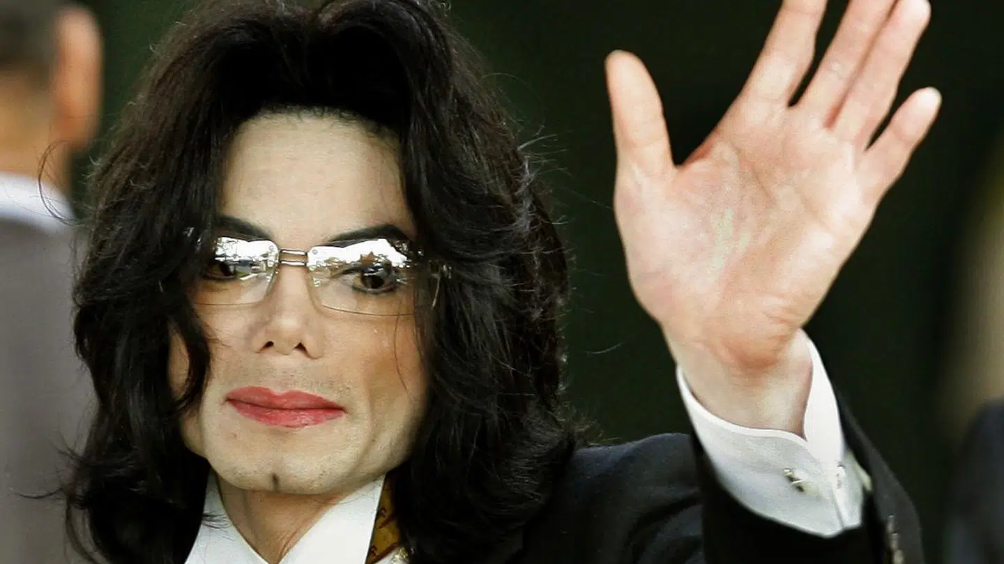 Her ses Michael Jackson i 2005, som var året, hvor retssagen om seksuelle overgreb kørte imod ham. (Photo by Timothy A. CLARY / AFP)