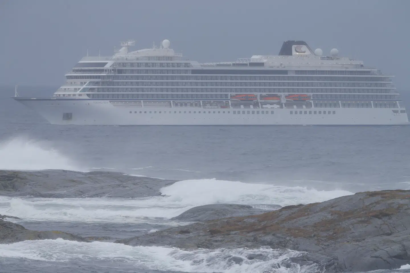 En dramatisk weekend på det norske krydstogtskib Viking Sky er slut, men undersøgelser af omstændighederne er først lige begyndt. Svein Ove Ekornesvaag/Ritzau Scanpix