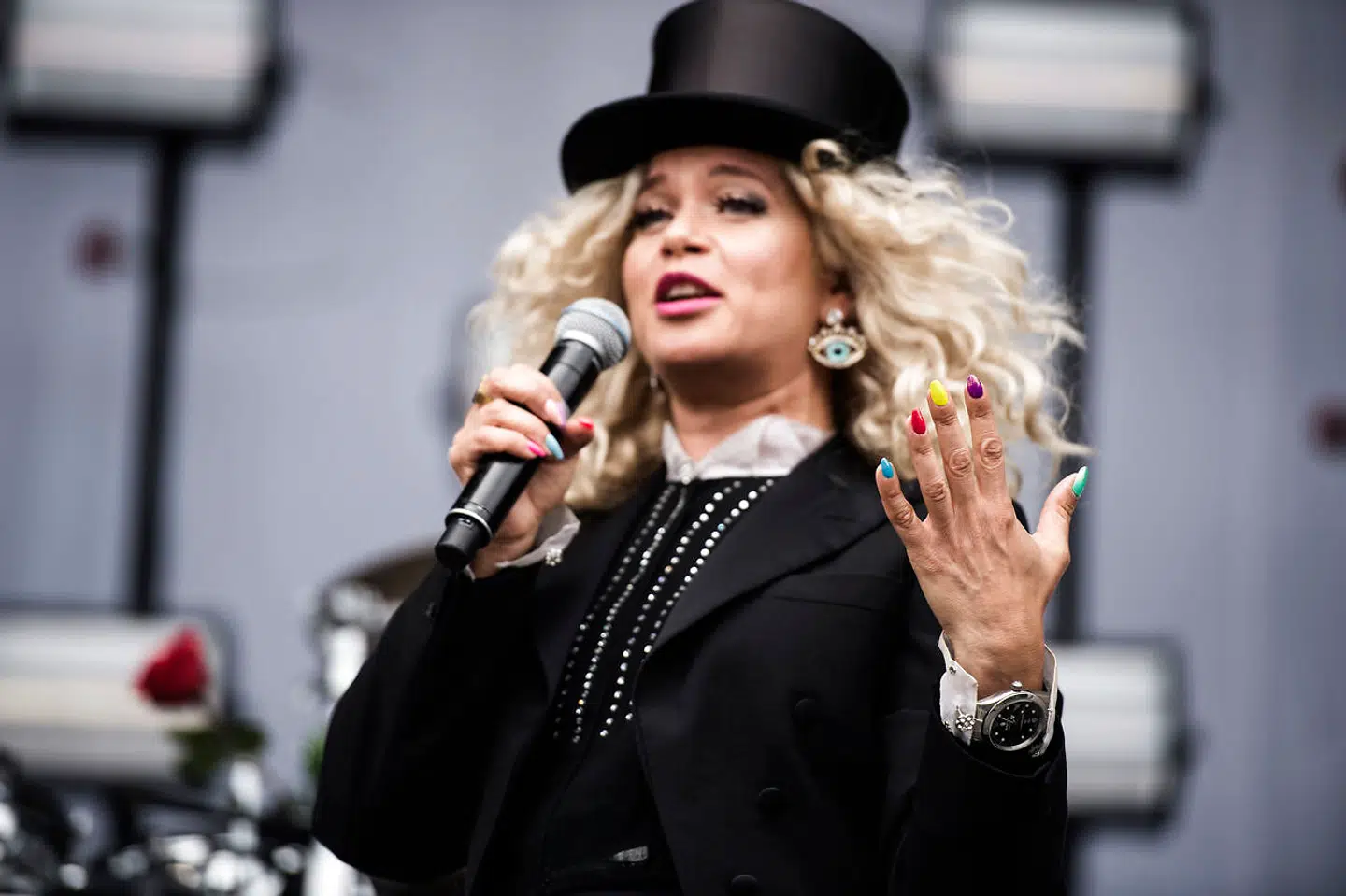 Sara Bro introducerer Scarlet Pleasure på Grøn Koncert den 20. juli 2017 i Valbyparken.