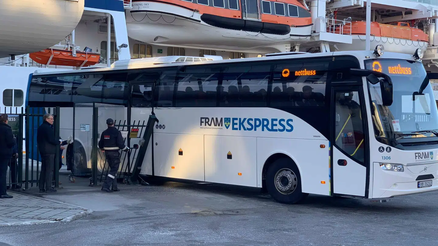 Der lød et hårdt knald, da en bus med passagerer fra krydstogtskibet kørte ind i en metalport ved molen i Molde.