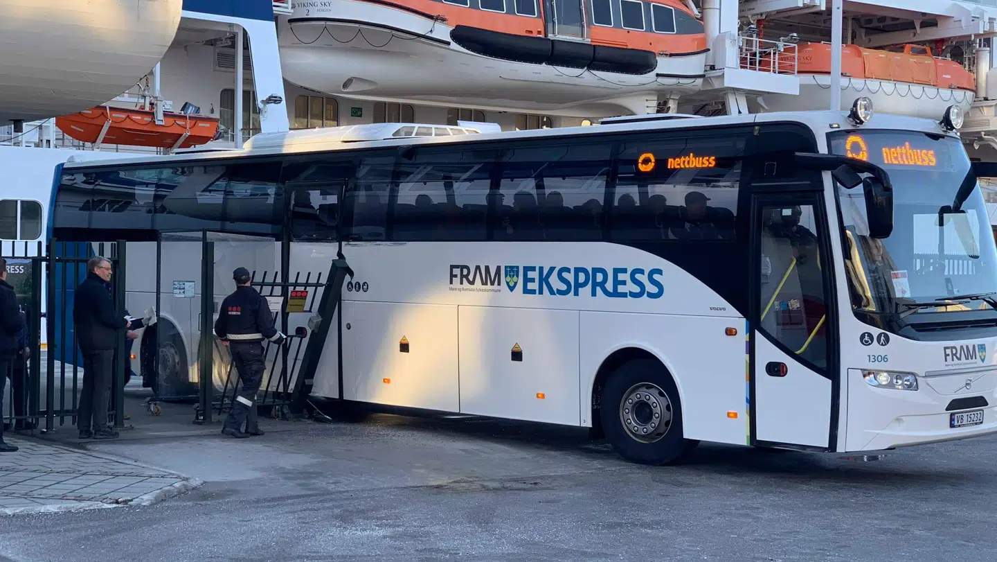 Der lød et hårdt knald, da en bus med passagerer fra krydstogtskibet kørte ind i en metalport ved molen i Molde.