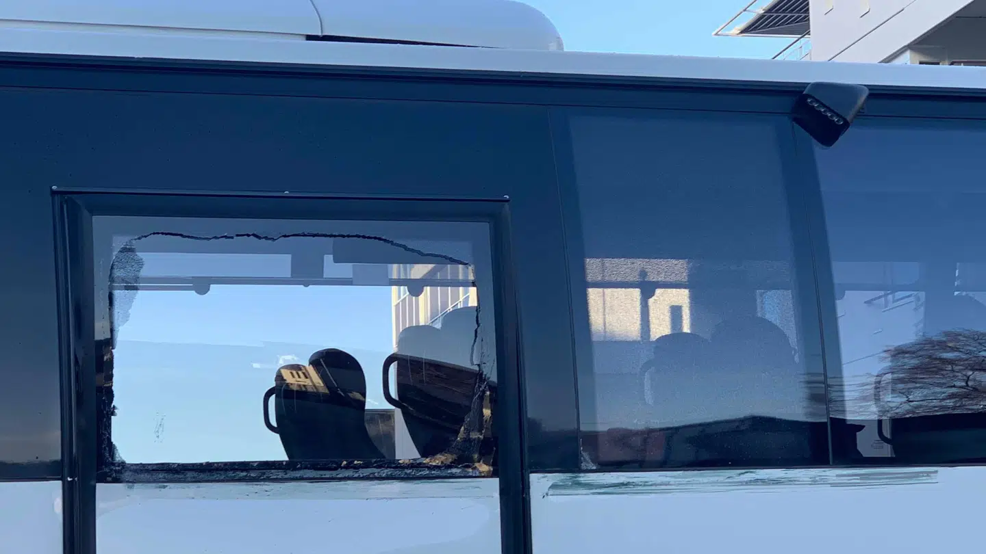 En gruppe passagerer fik sig et sidste chok, da de skulle køre med en bus fra krydstogtskibet Viking Sky i Molde. Her er en rude presset ind, mens ruden til højre også har fået et hårdt slag.