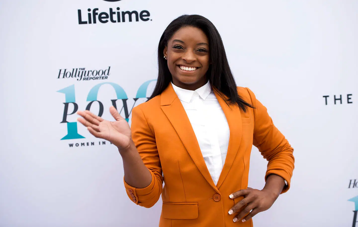 Simone Biles, på den røde løber.
