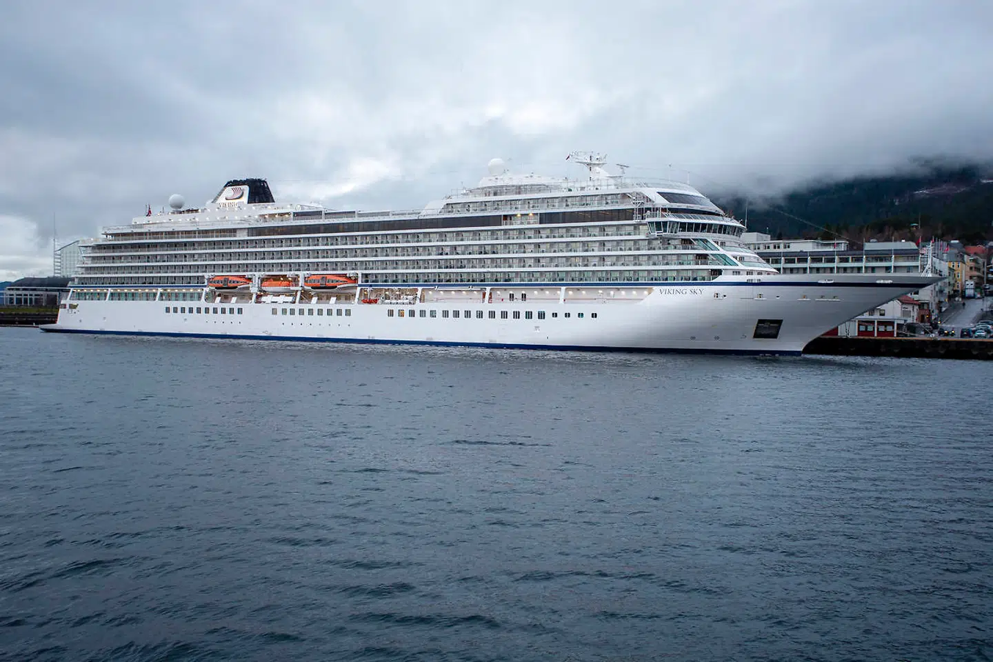 Cruiseskibet 'Viking Sky' ligger nu til kaj ved Molde.