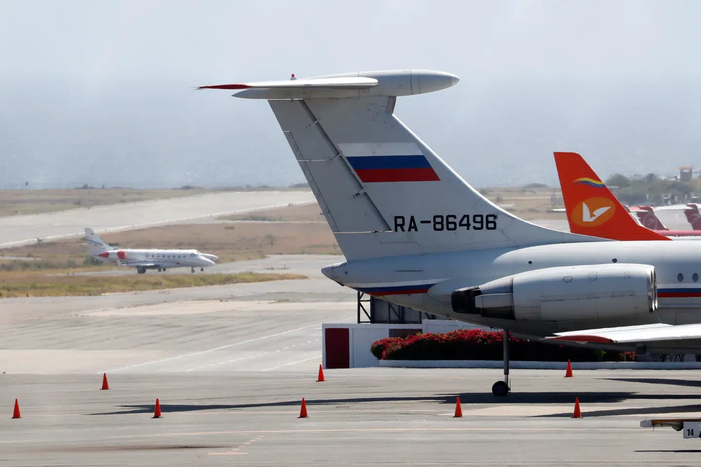 Et fly med russisk flag er landet i Simon Bolivar International Airport i Venezuelas hovedstad, Caracas, natten til mandag dansk tid. Ifølge en embedsmand er der tale om et militærfly med soldater og militærudstyr fra Rusland. Carlos Jasso/Reuters