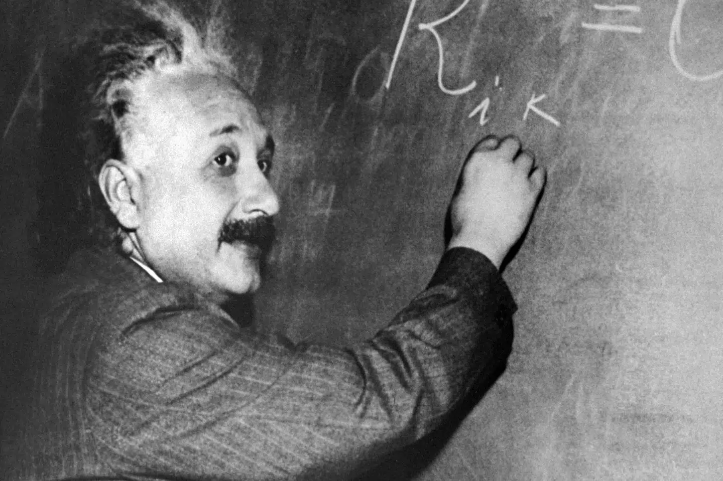 Albert Einstein var i 1920 inviteret til Danmark for at holde foredrag om den generelle relativitetsteori. Astronomisk Selskab har fundet brevveksling mellem videnskabsmanden og den daværende formand for selskabet. (Arkiv.) -/Ritzau Scanpix