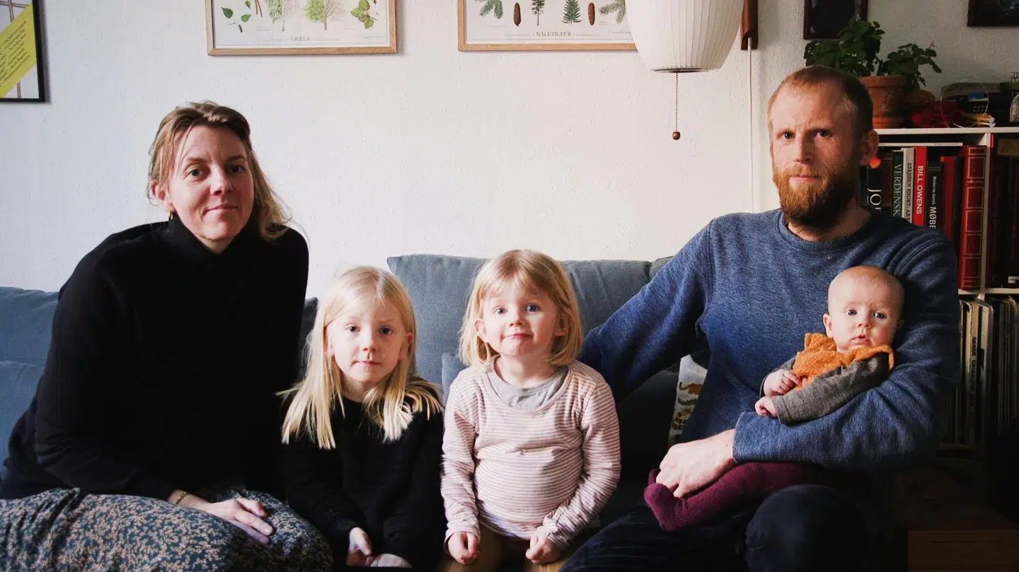 Familien Nielsen består af Lisbeth, der er journalist, Jens, der er snedker, og deres tre børn: Signe på fire år, Lydia på to år og lille Karen på fire måneder.