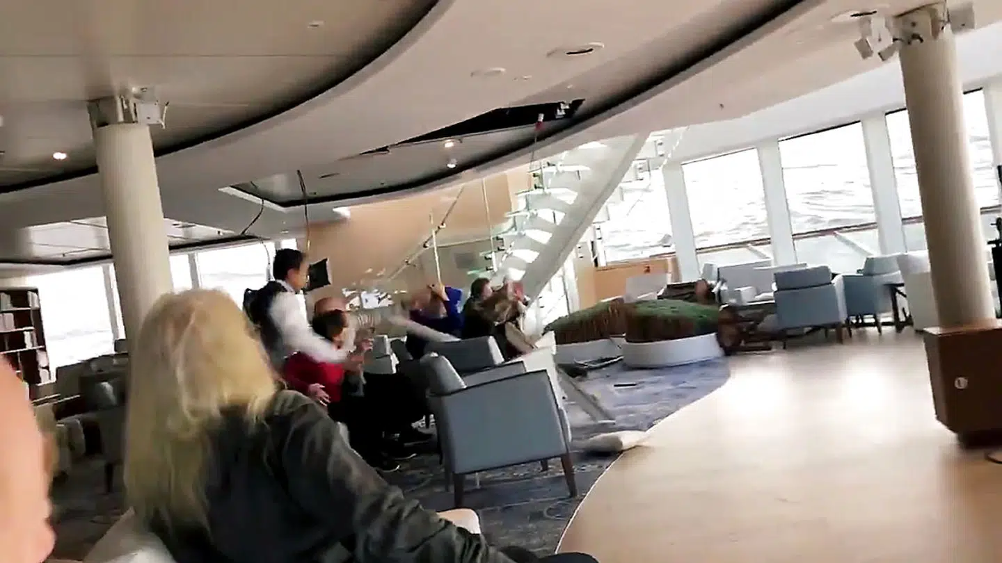 Passagerer om bord på Viking Sky beskytter sig mod loftet, der falder sammen.