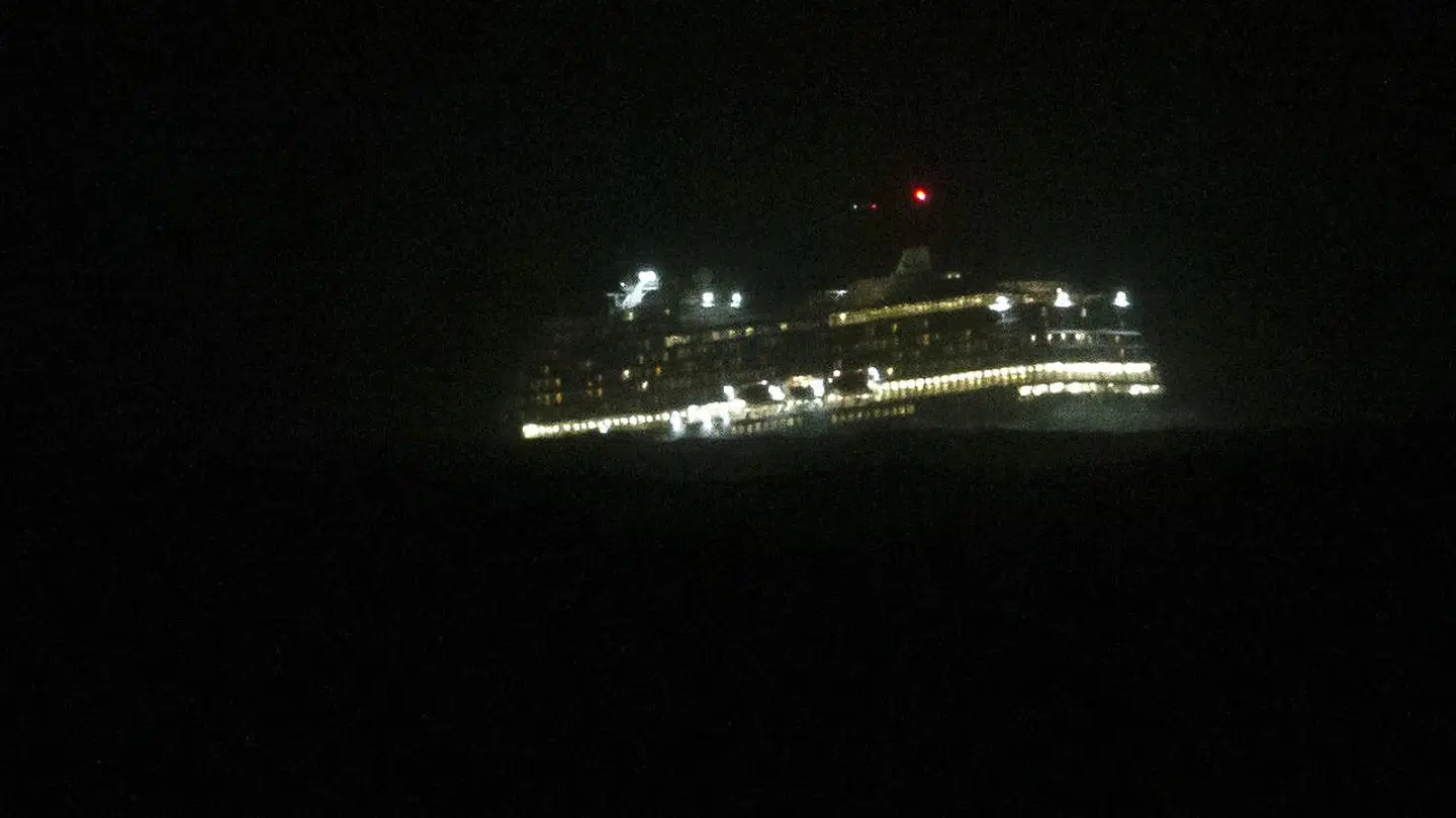 Evakuering i nattemørket. På billedet ses Viking Sky.