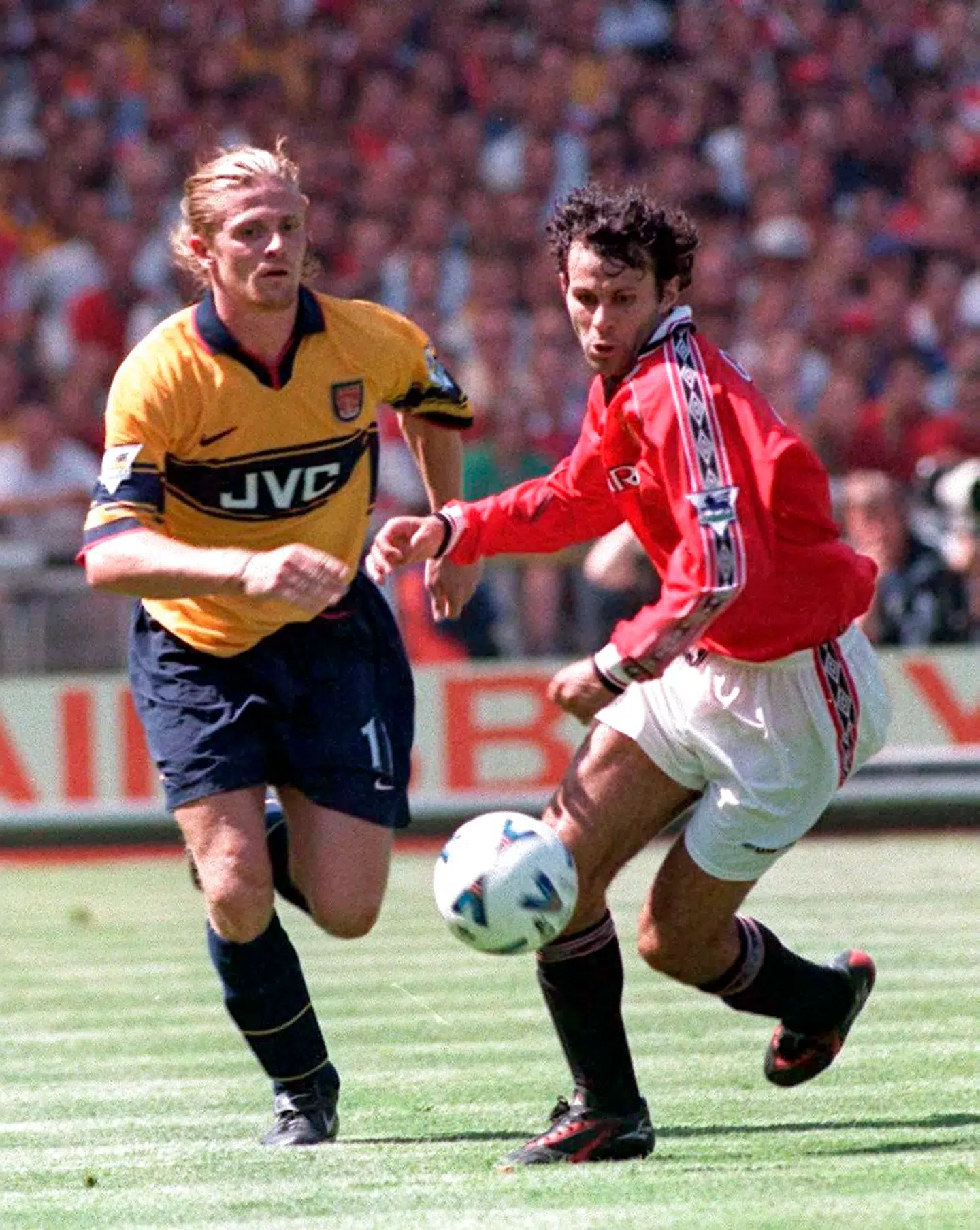 Emmanuel Petit og Ryan Giggs i duel. Arkivfoto.