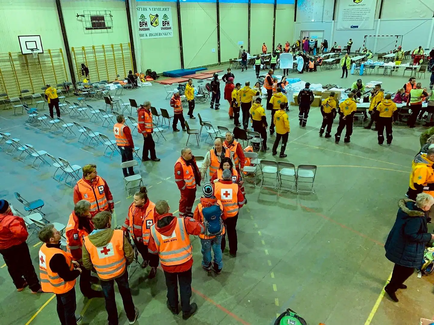 Den lokale sportshal er centrum for redningsaktionen.