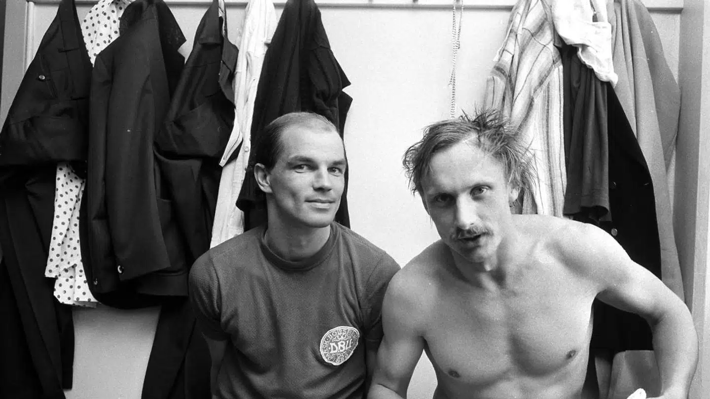 Fodboldlandsholdsspillerne Hans Vilhelm Aabech kaldet "Baronen" tv. og Niels Christian Holmstrøm efter en landskamp.