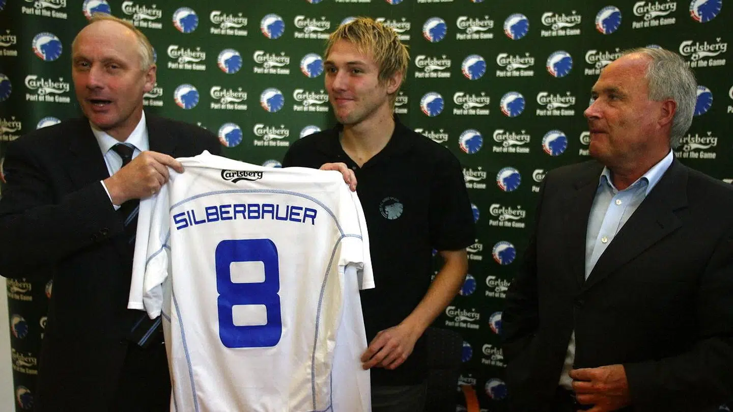 Michael Silberbauer (i midten) da han torsdag eftermiddag 18. dec. 2003 under et pressemøde i Parken blev præsenteret som ny spiller i FCK fra 1. jan. 2004. Til venstre FCKs sportsdir. Niels Christian Holmstrøm og th bestyrelsesformand Flemming Østergaard.