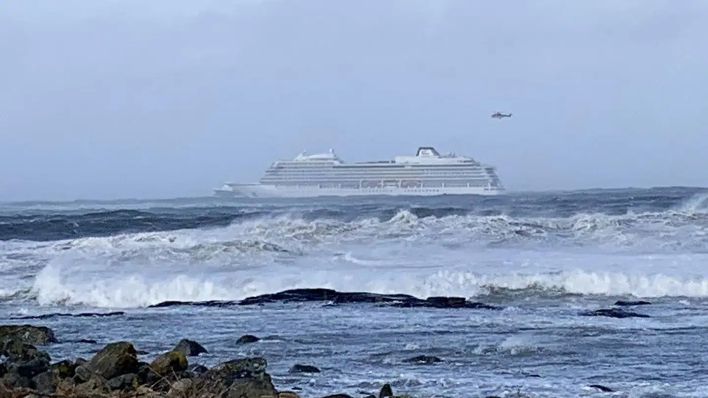 Krydstogtskibet Viking Sky har sendt et nødopkald ud.