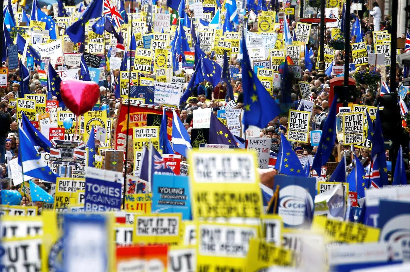 EU-fortalere protesterer for at regeringen skal give dem en afgørende afstemning om brexit. Lørdag den 23 marts, 2019. REUTERS.