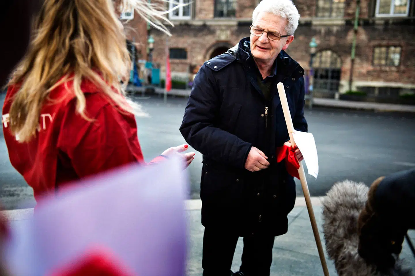 Aktivister fra Mellemfolkeligt Samvirke overrækker folketingsmedlemmer en fejekost, så der kan blive ryddet op i især skattesagerne. Fotograferet foran Christiansborg torsdag den 7. april 2016. Holger K. Nielsen (SF) modtager en kost.