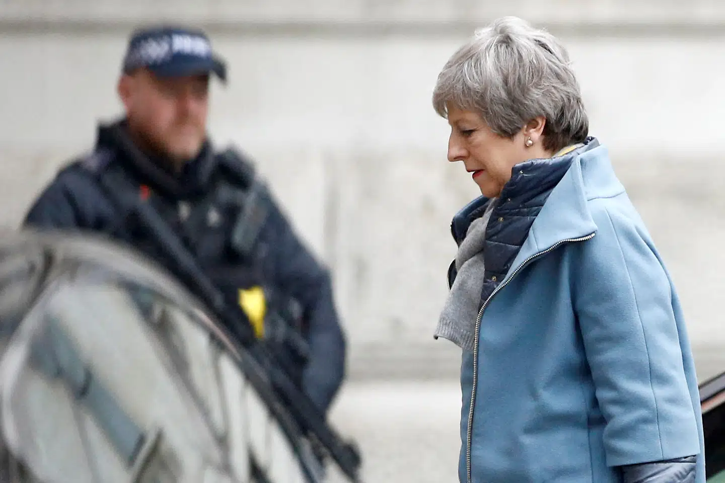 Den britiske premierminister, Theresa May, uden for Downing Street i London fredag. May skriver i et brev til medlemmerne af det britiske parlament, at hun måske ikke vil lægge sin brexitaftale frem til endnu en afstemning i parlamentet, hvis der ikke er støtte til den. Henry Nicholls/Reuters