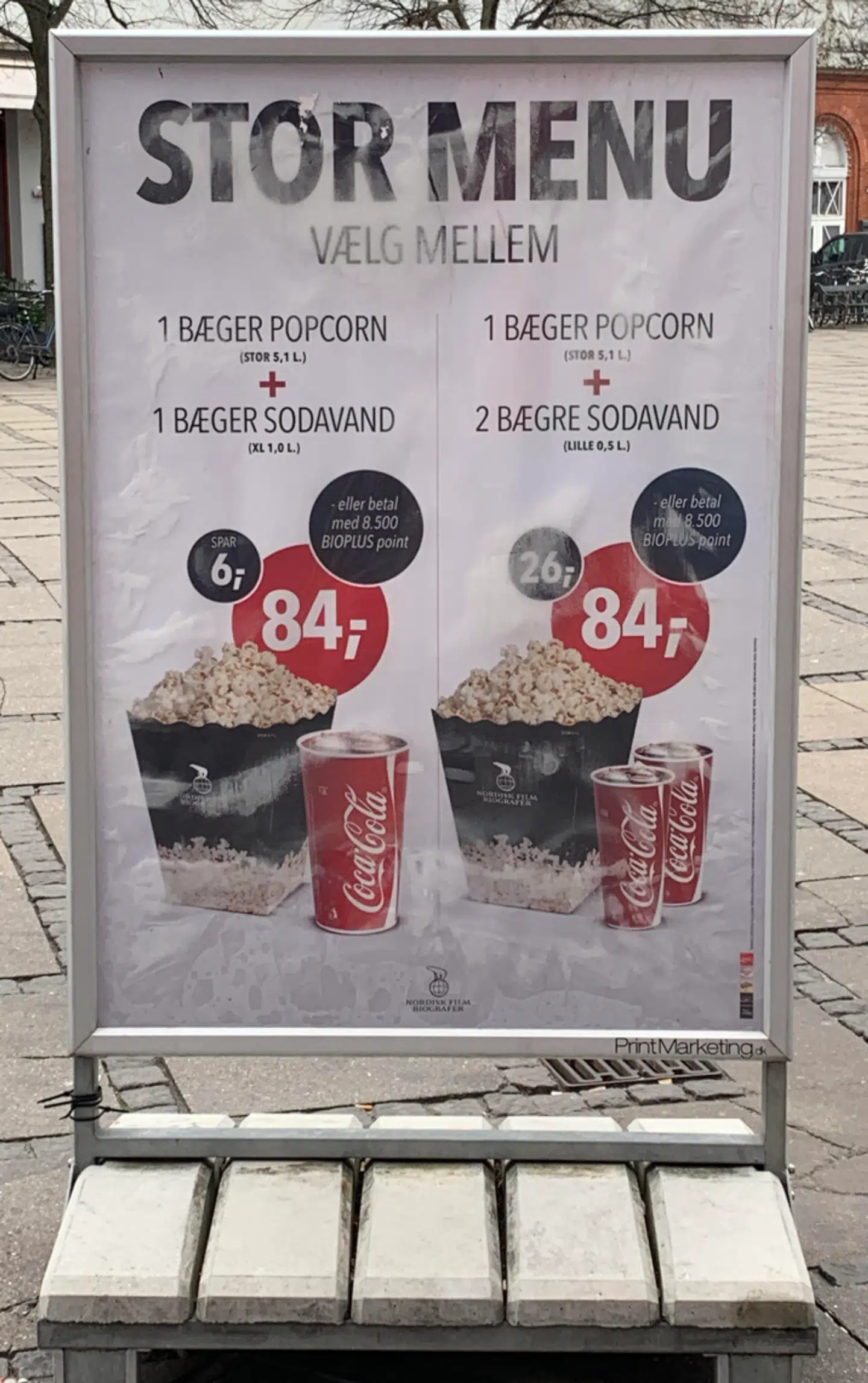 Palads Biografer i København tager 84 kroner for en stor popcorn og stor sodavand. Det er 4,6 gange så høj en pris som i Netto.