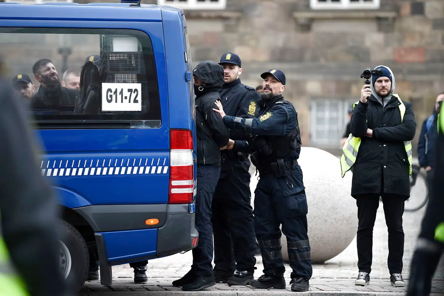 Politiet i aktion, Hizb ut Tahrir Skandinavien holder fredagsbøn og Rasmus Paludan brænder koranen på Christiansborg Slotsplads i København, fredag den 22. marts 2019. (Foto: Liselotte Sabroe/Scanpix 2019)