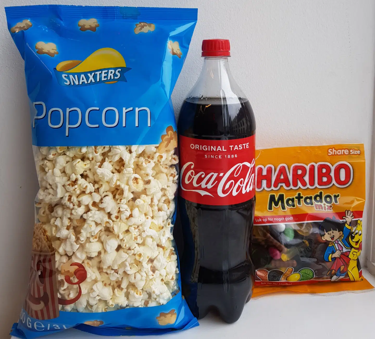 En biograf-menu fra Netto. Popcorn: 4,5 kroner for 3 liter. Coca Cola: 13 kroner for 1,25 liter (eks. pant). Matadormix: 23,95 kroner for 275 gram.