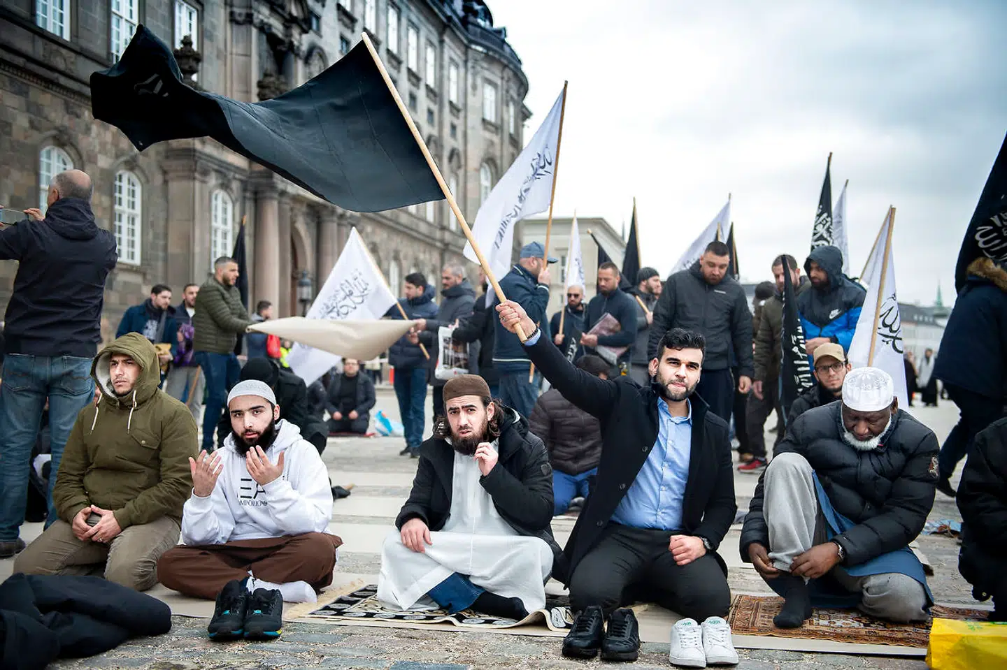 Hizb ut Tahrir Skandinavien holder fredagsbøn på Christiansborg Slotsplads i København og Rasmus Paludan - Stram Kurs brænder koran, fredag den 22. marts 2019.