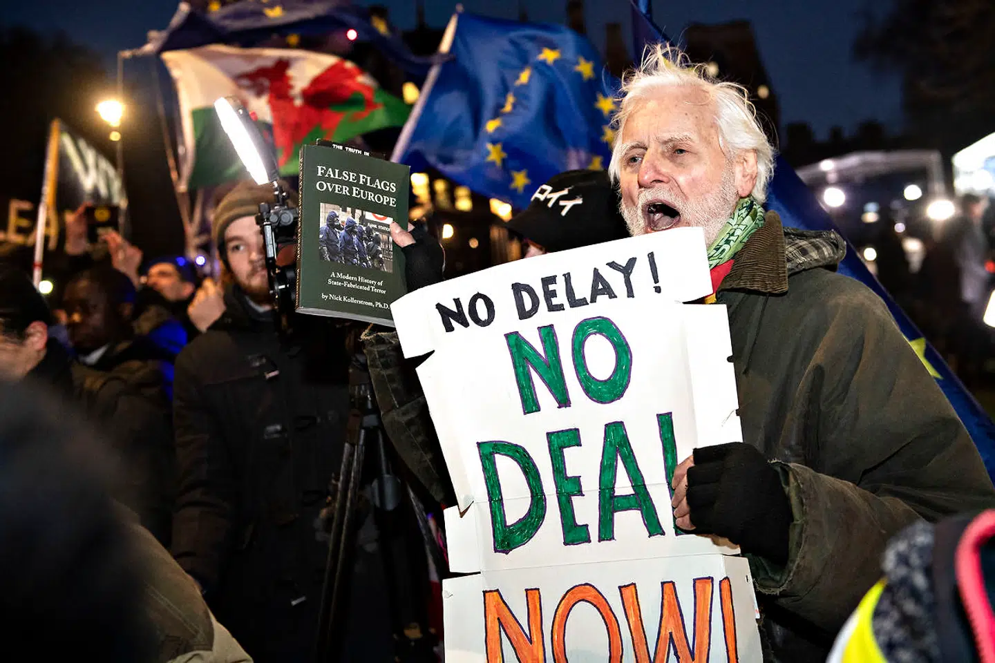Disse demonstranter mener, at Storbritannien bør forlade EU uden en aftale. Det såkaldte 'no-deal brexit', som et stort flertal af parlamentarikerne helst vil undgå.