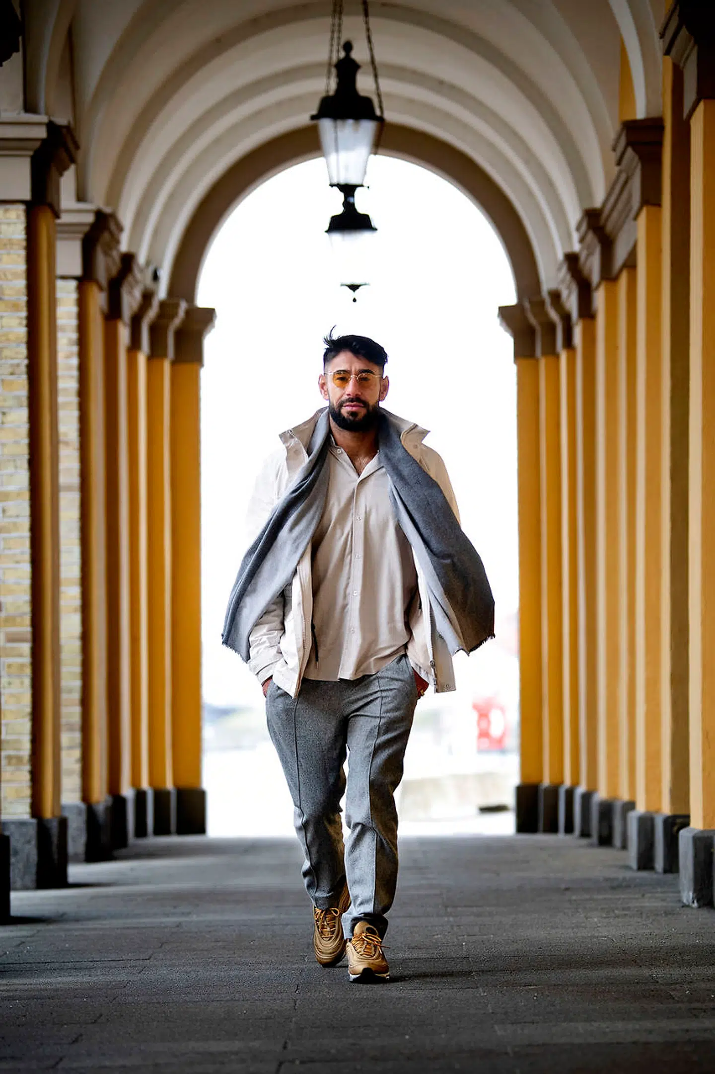 Skuespilleren Ali Sivandi har medvirket i Gidseltagningen, Bedrag, Underverden (2017), og Ækte vare (2014).