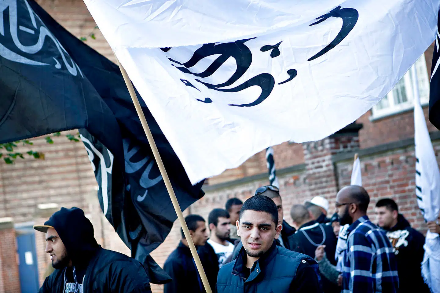 Omkring 1000 mennesker deltog i en Hizb-ut-Tahrir- demonstration mod den kontroversielle amerikanske film om islam foran den amerikanske ambassade på Østerbro i København